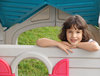 Juli en su playhouse
