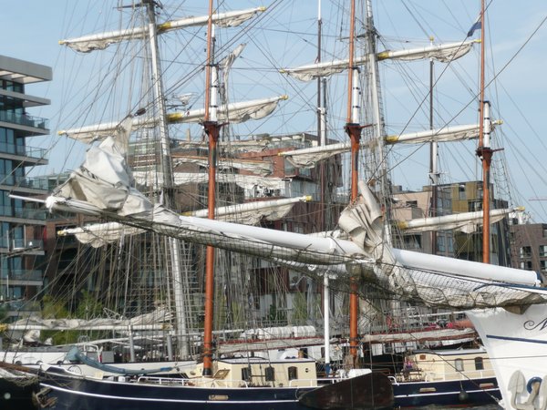 Harbour: Old sailing ships in Hamburg harbour for its 822 Birthday, which is celebratet each year as a big party at the water and at the shore.